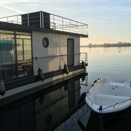 Hotel Modernes Festliegendes Hausboot Mit Grosszuegiger Dachterrasse Und Ruderboot Röbel Exterior foto