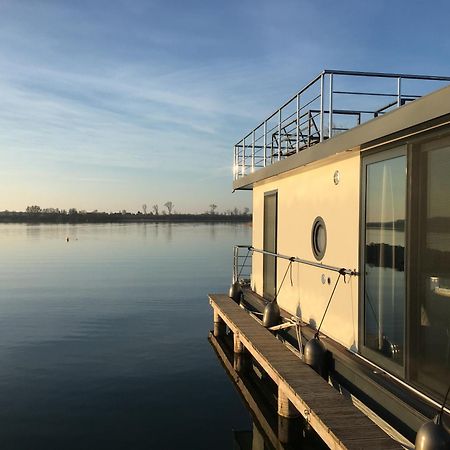 Hotel Modernes Festliegendes Hausboot Mit Grosszuegiger Dachterrasse Und Ruderboot Röbel Exterior foto