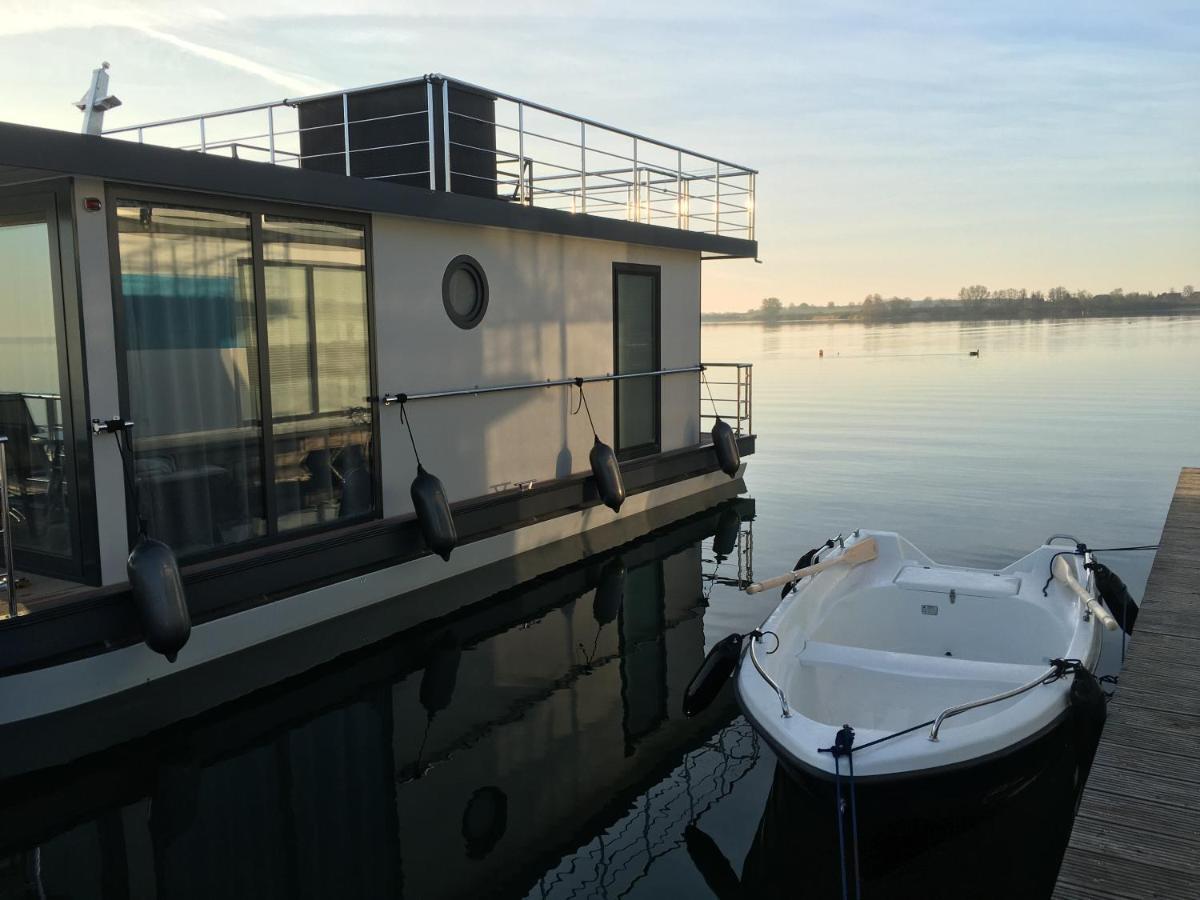 Hotel Modernes Festliegendes Hausboot Mit Grosszuegiger Dachterrasse Und Ruderboot Röbel Exterior foto