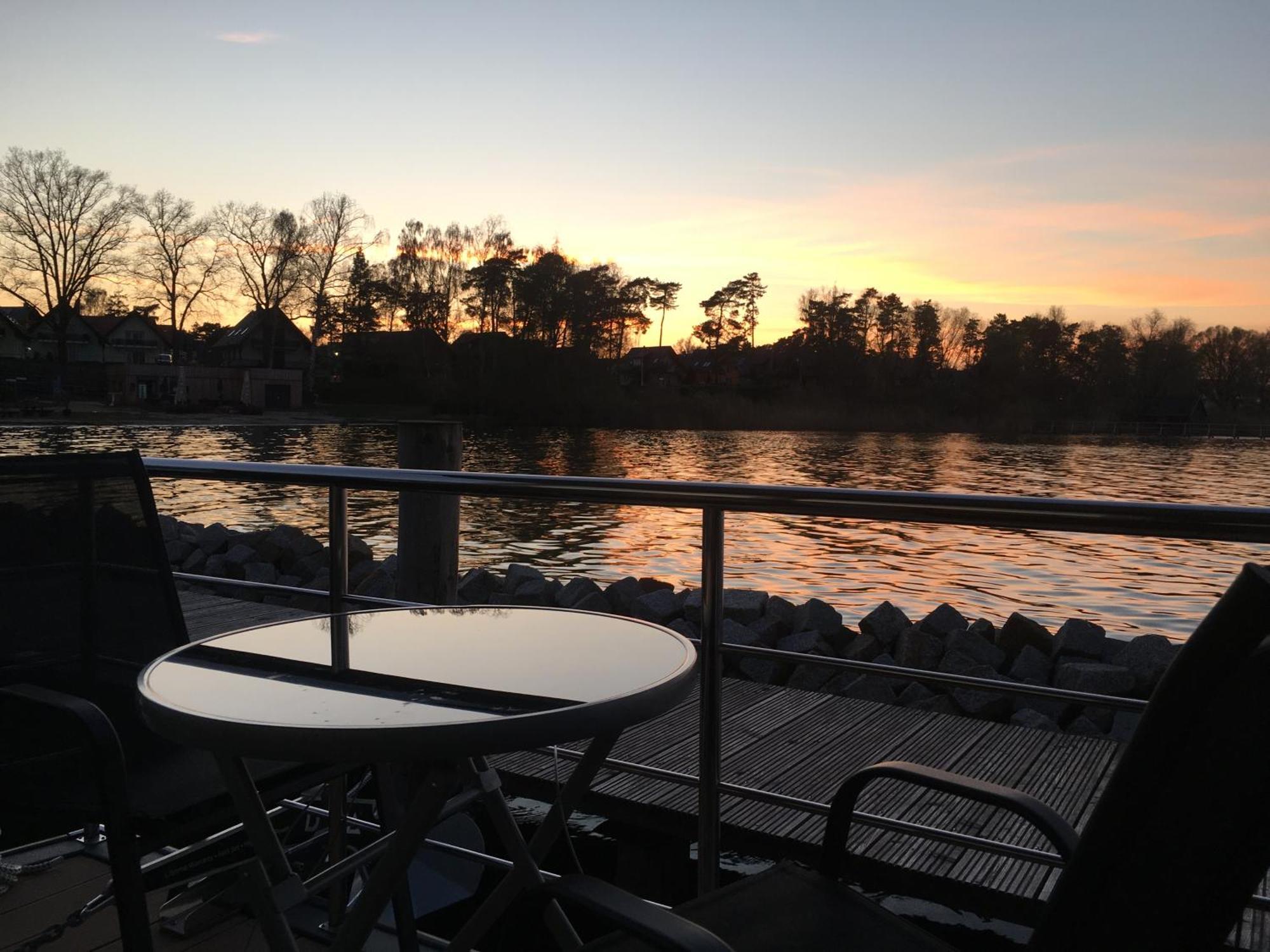 Hotel Modernes Festliegendes Hausboot Mit Grosszuegiger Dachterrasse Und Ruderboot Röbel Exterior foto