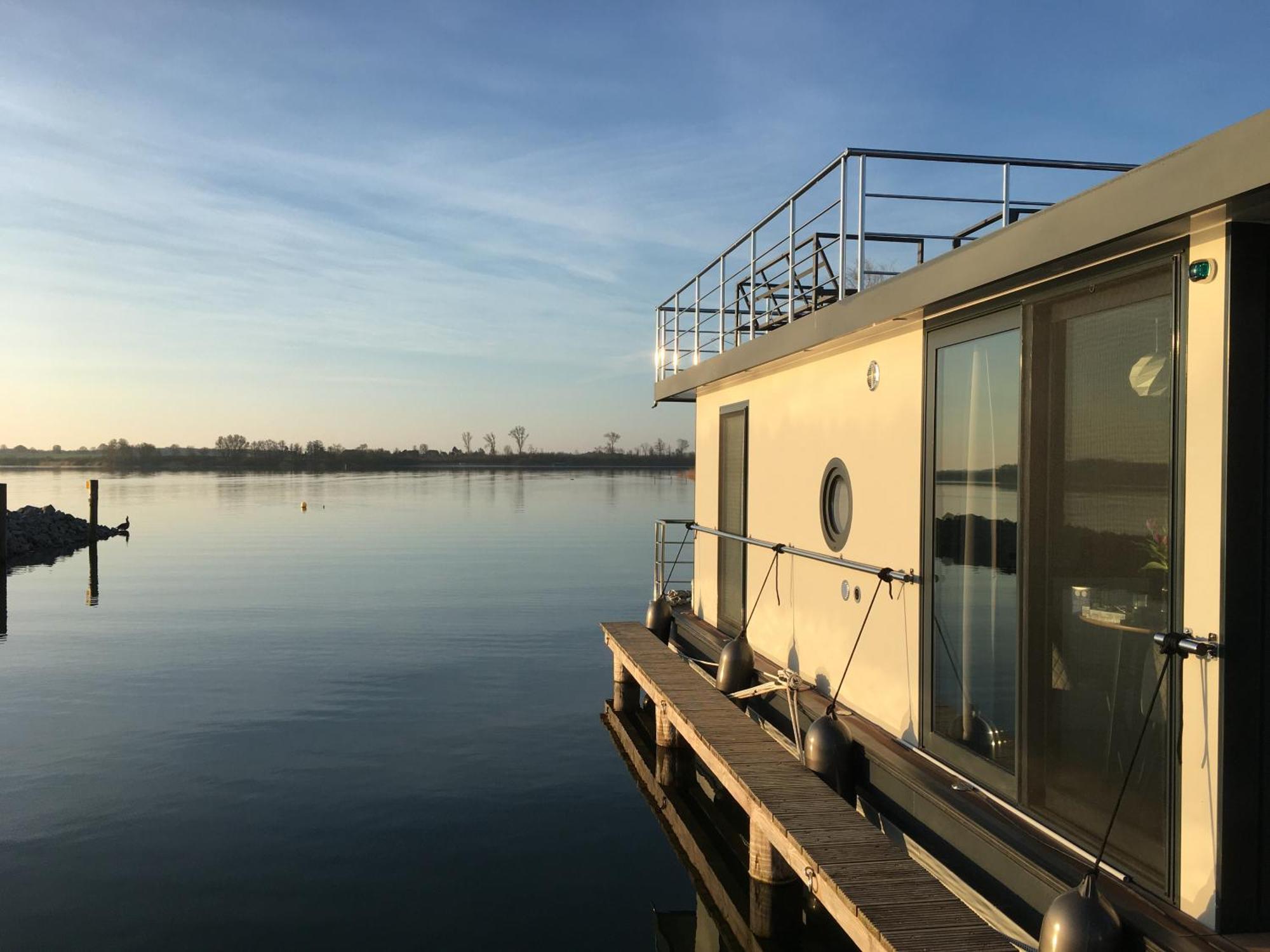 Hotel Modernes Festliegendes Hausboot Mit Grosszuegiger Dachterrasse Und Ruderboot Röbel Exterior foto