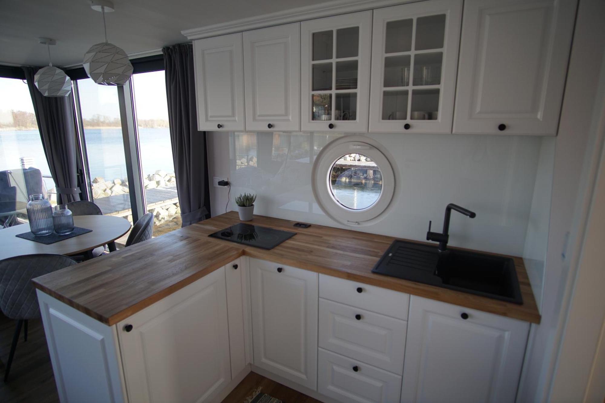 Hotel Modernes Festliegendes Hausboot Mit Grosszuegiger Dachterrasse Und Ruderboot Röbel Exterior foto