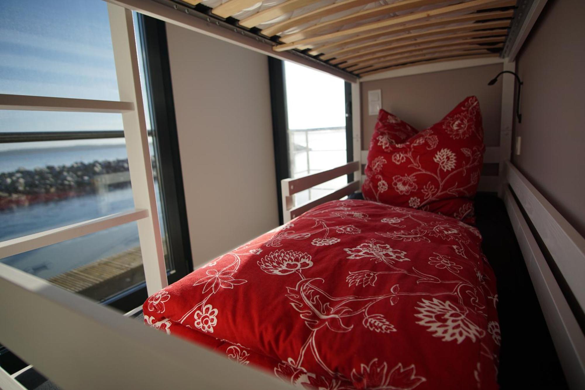 Hotel Modernes Festliegendes Hausboot Mit Grosszuegiger Dachterrasse Und Ruderboot Röbel Exterior foto