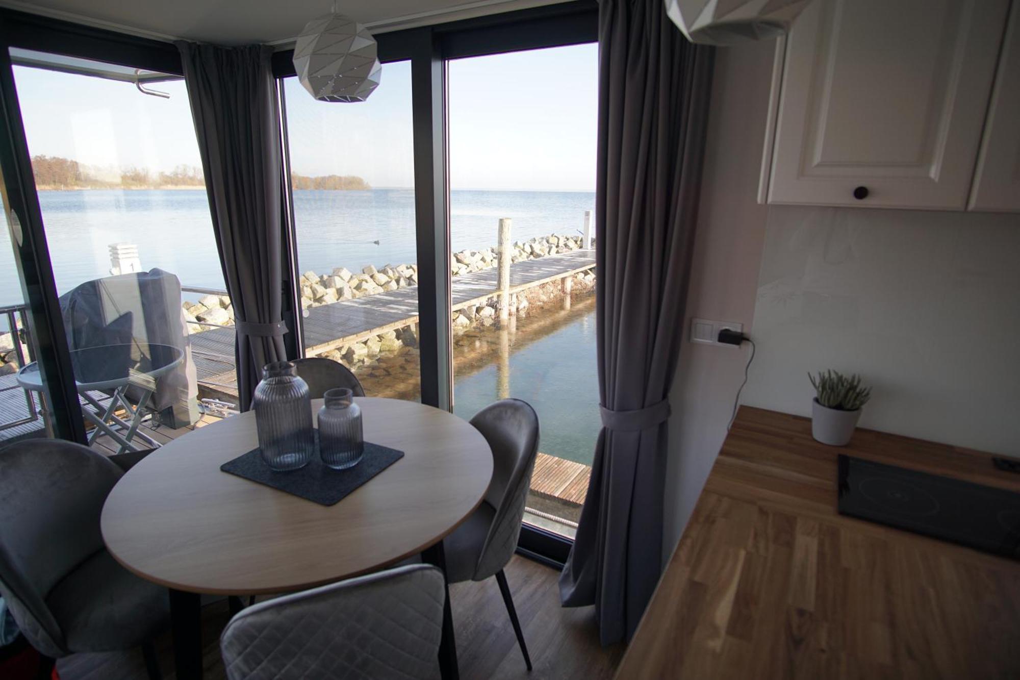 Hotel Modernes Festliegendes Hausboot Mit Grosszuegiger Dachterrasse Und Ruderboot Röbel Exterior foto