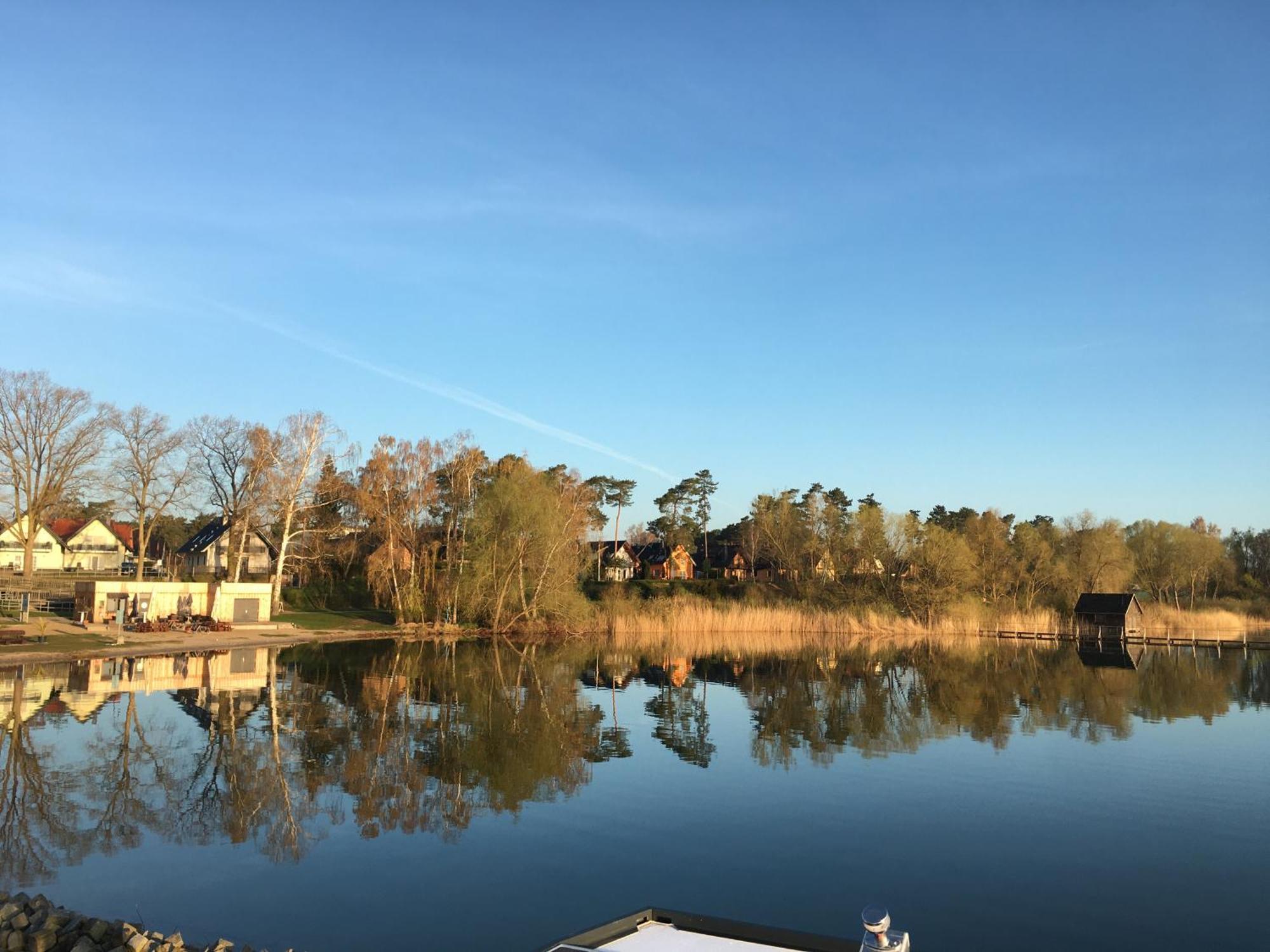 Hotel Modernes Festliegendes Hausboot Mit Grosszuegiger Dachterrasse Und Ruderboot Röbel Exterior foto