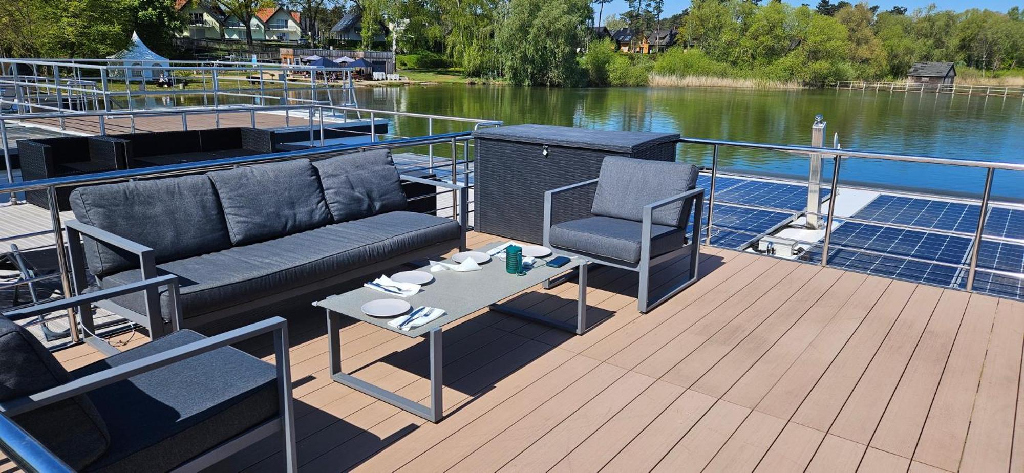 Hotel Modernes Festliegendes Hausboot Mit Grosszuegiger Dachterrasse Und Ruderboot Röbel Exterior foto