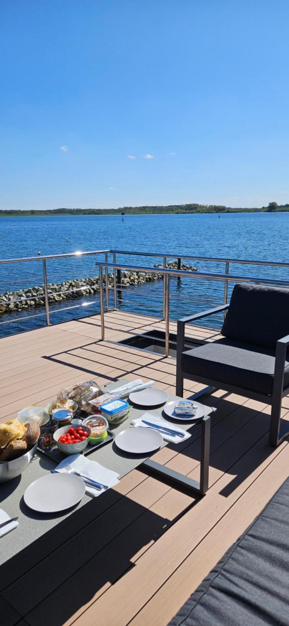 Hotel Modernes Festliegendes Hausboot Mit Grosszuegiger Dachterrasse Und Ruderboot Röbel Exterior foto