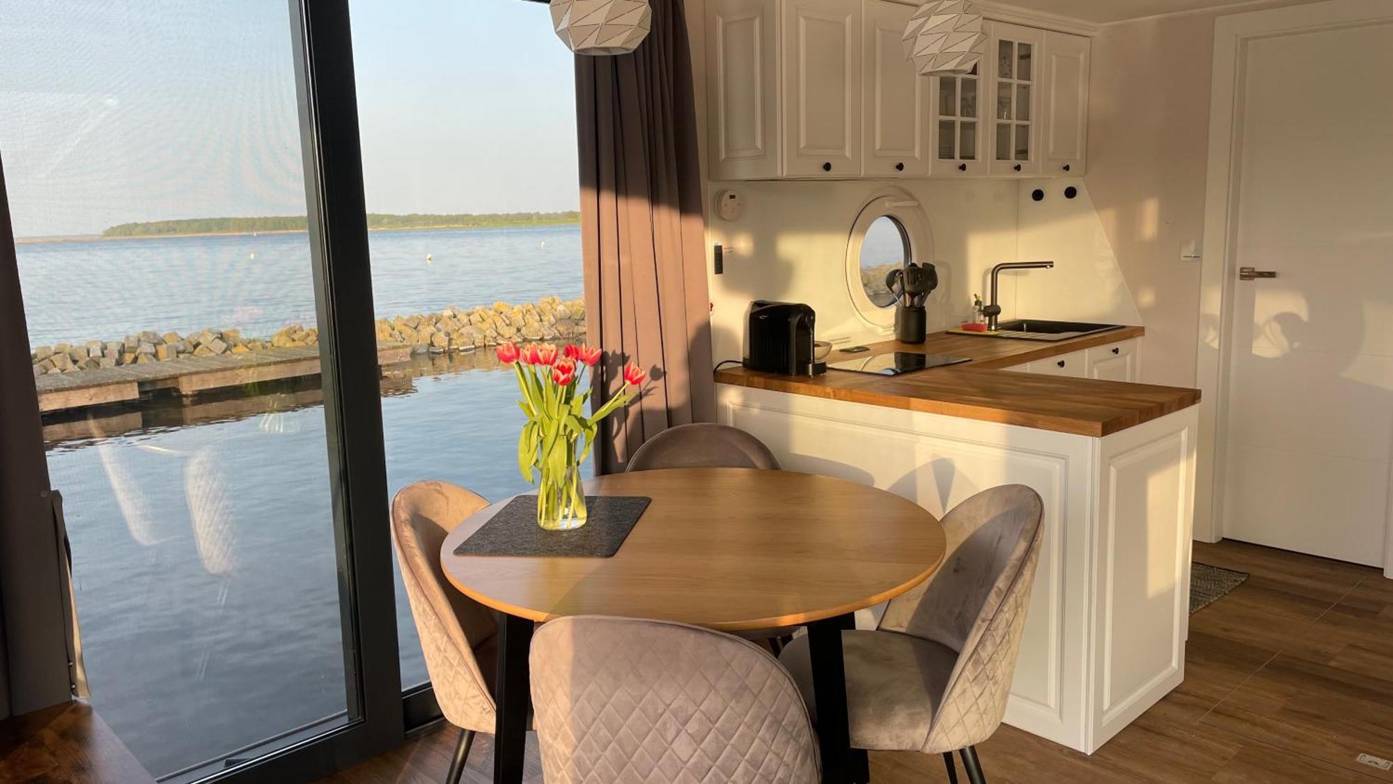 Hotel Modernes Festliegendes Hausboot Mit Grosszuegiger Dachterrasse Und Ruderboot Röbel Exterior foto
