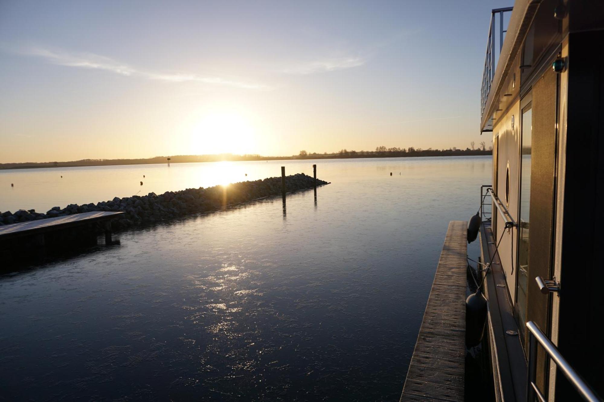 Hotel Modernes Festliegendes Hausboot Mit Grosszuegiger Dachterrasse Und Ruderboot Röbel Exterior foto