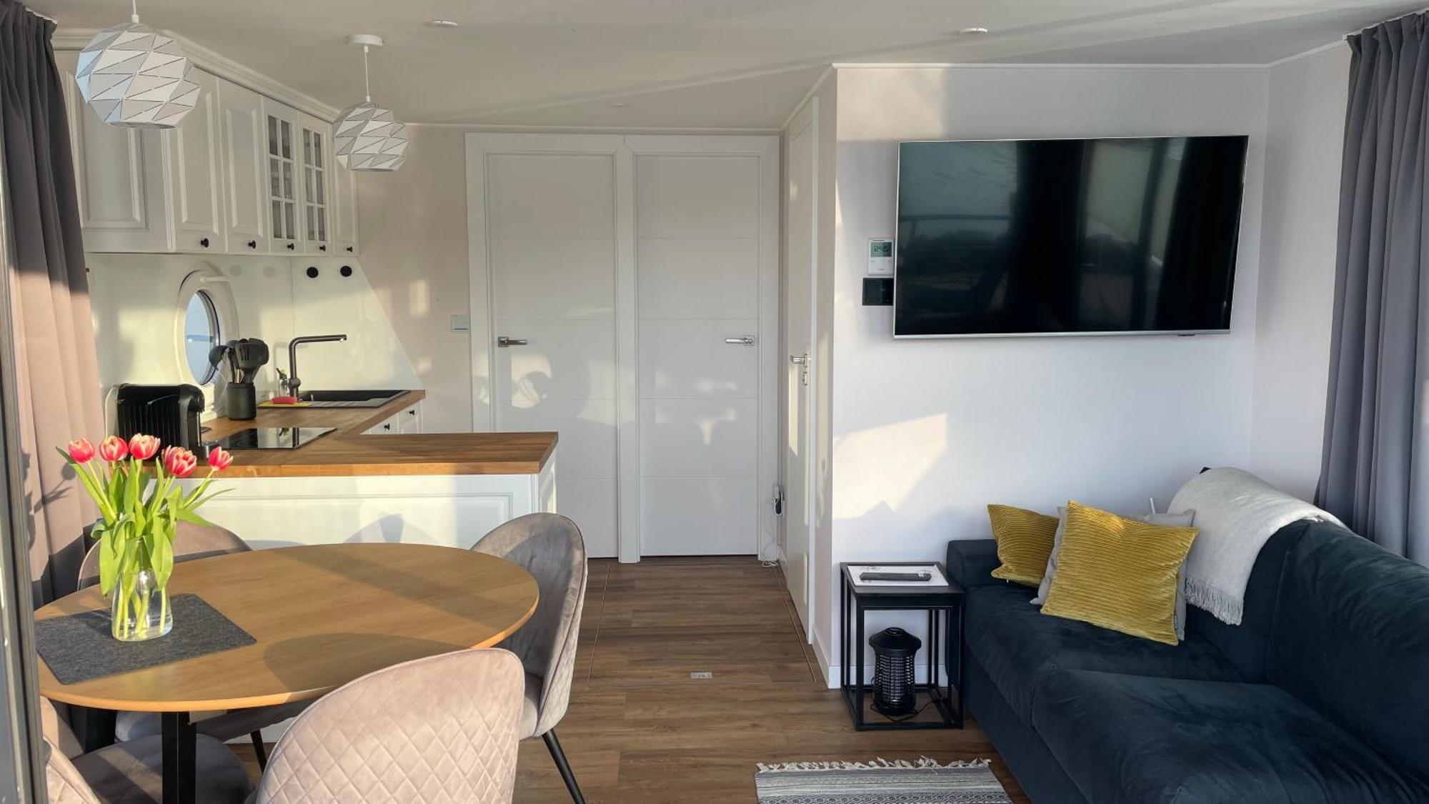 Hotel Modernes Festliegendes Hausboot Mit Grosszuegiger Dachterrasse Und Ruderboot Röbel Exterior foto