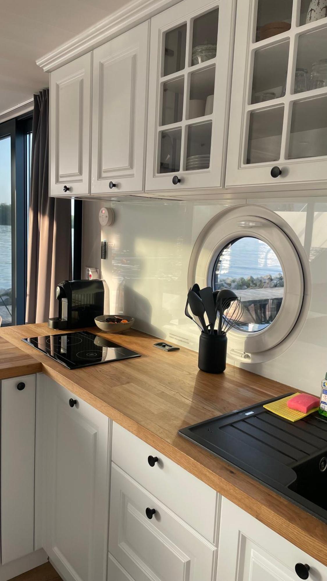 Hotel Modernes Festliegendes Hausboot Mit Grosszuegiger Dachterrasse Und Ruderboot Röbel Exterior foto