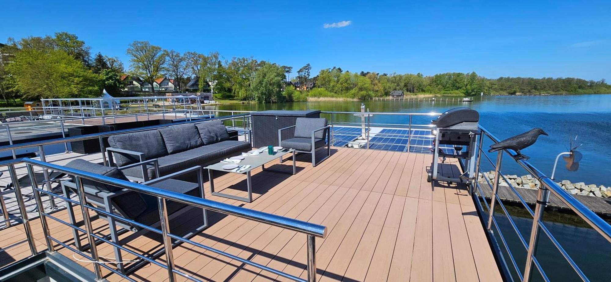 Hotel Modernes Festliegendes Hausboot Mit Grosszuegiger Dachterrasse Und Ruderboot Röbel Exterior foto