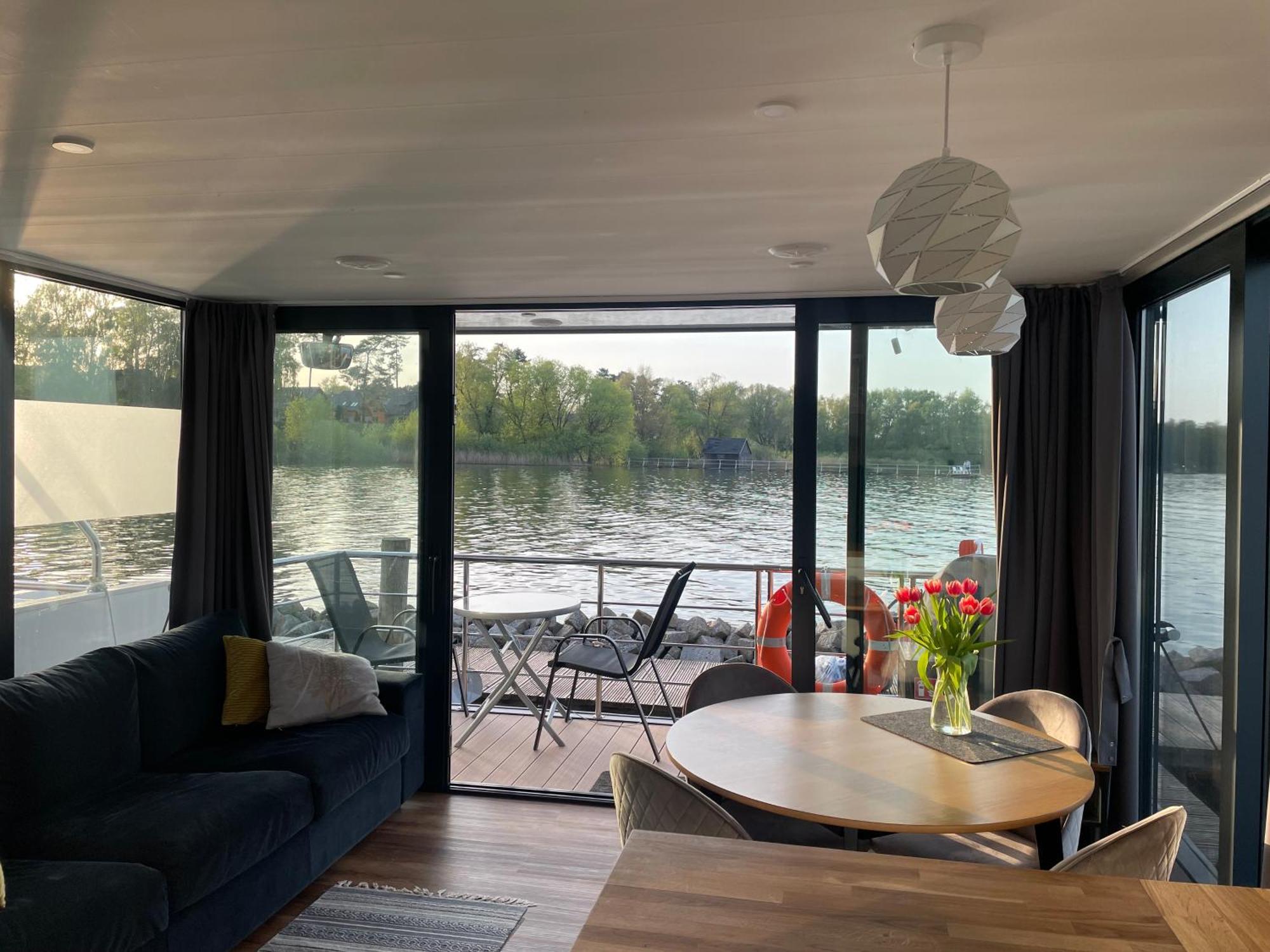 Hotel Modernes Festliegendes Hausboot Mit Grosszuegiger Dachterrasse Und Ruderboot Röbel Exterior foto